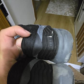 Az Kullanılan Ayakkabının Arka Kısmı Yırtıldı