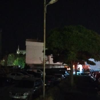 Ayazağa Mahallesi'nde Aylardır Çalışmayan Aydınlatma Direkleri Güvenliği Tehdit Ediyor