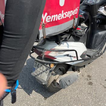 Yemek Sepeti Çalışanının Trafikte Tehlikeli Ve Saygısız Davranışı