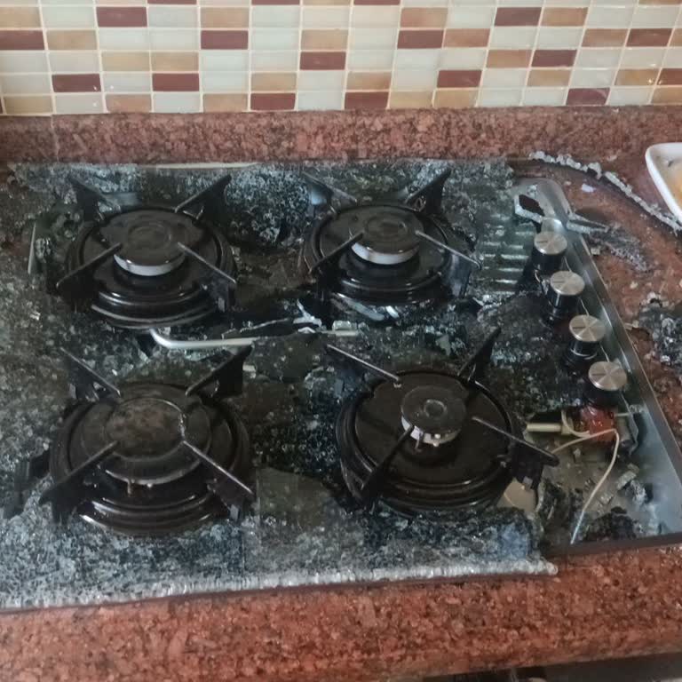 Garanti Kapsamındaki Ocak Camı Patladı, Ücret Talep Ediliyor!