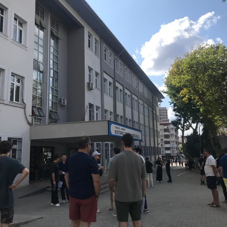 ÖSYM Sınavlarında Öğretmenlere Uygun Eşya Saklama Alanı Sağlanmaması