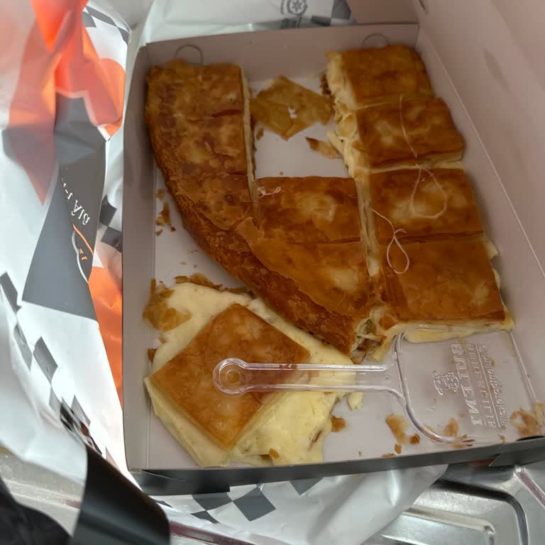 Bülent Börekçilik'ten Alınan Böreğin Tamamı Kenar Kısımlardan Oluşuyor