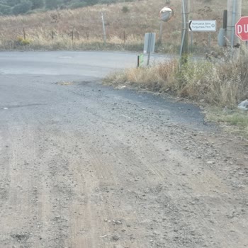 Yol Kazısı Sonrası Asfalt Bozuldu, Araç Geçişi Zorlaştı