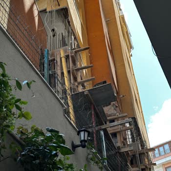 Bahçe Duvarımıza Düşen Molozlar Ve Güvenlik Önlemi Eksikliği