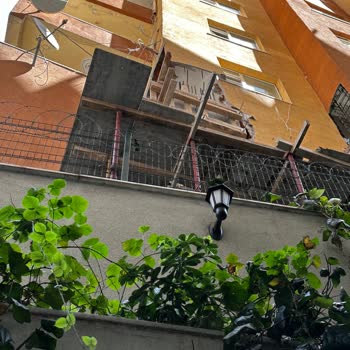 Bahçe Duvarımıza Düşen Molozlar Ve Güvenlik Önlemi Eksikliği