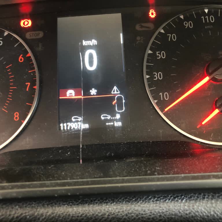 Renault Megane 4'te Kadran Camı Sebepsiz Çatladı