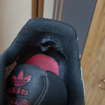 Bakım Ürünleriyle Kullanmama Rağmen adidas Ayakkabımda Yırtık Oluştu