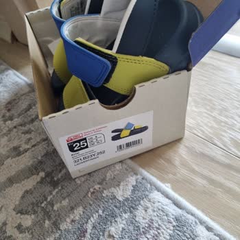 Aldığım Çocuk Sandaleti Oğlumun Ayağını Yaraladı Ve Kayganlığı Yüzünden Düştü