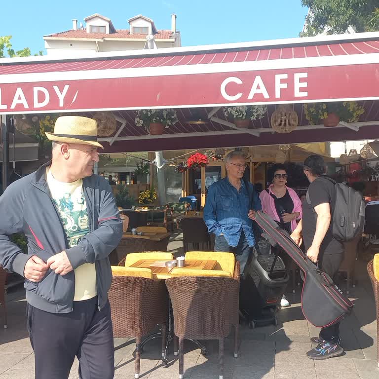 Bir Çay Yüzünden Topluca Mekandan Kovulduk