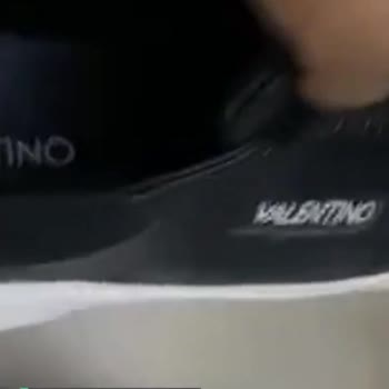 Valentino Ayakkabı Çoraba Siyah Boya Çıkartıyor!
