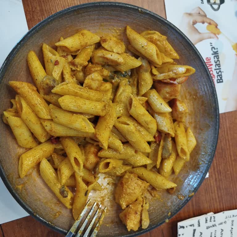 Körili Makarnada Aşırı Zerdeçal Ve İlgisiz Personel Deneyimi