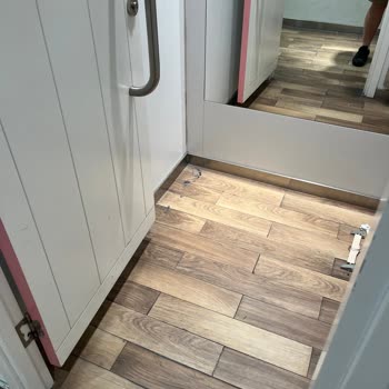 Çocuk Bölümü Deneme Kabinlerinde Temizlik Sorunu