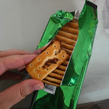 Çizi Krakerin İçinden Bozulmuş Ürün Çıkması