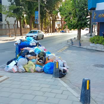 Buca Sokaklarında Çöp Yığınları Ve Kötü Kokuya Çözüm Bekliyoruz