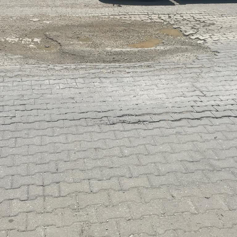 Konya Büyükşehir Belediyesi Yol Çukurları Nedeniyle Esnaf Ve Araçlar Zor Durumda