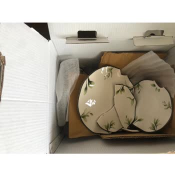 Kırık Gelen Yemek Takımı Ve Yetersiz Müşteri Hizmeti