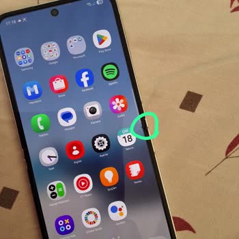 3 Aylık Samsung Z Flip 6'da Ölü Piksel Ve Servis İlgisizliği Mağdur Etti
