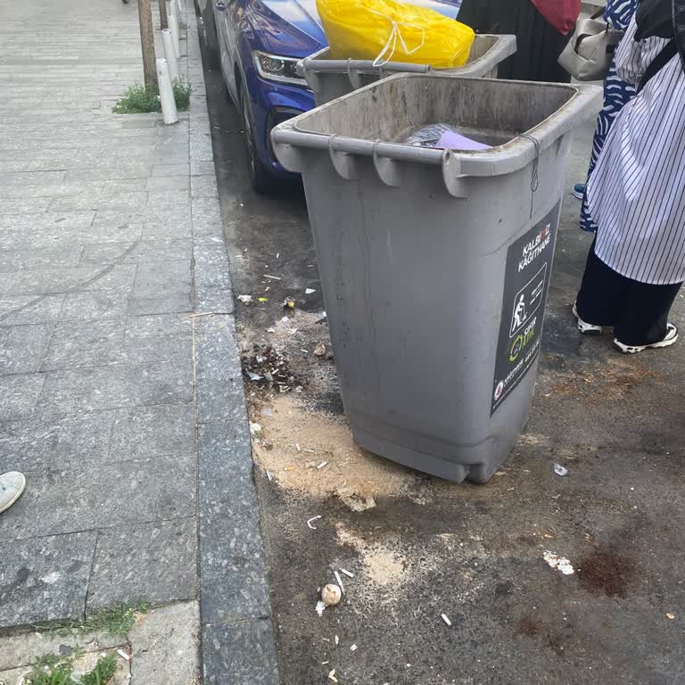 Çimentepe 41 St Durağında Dayanılmaz Çöp Kokusu