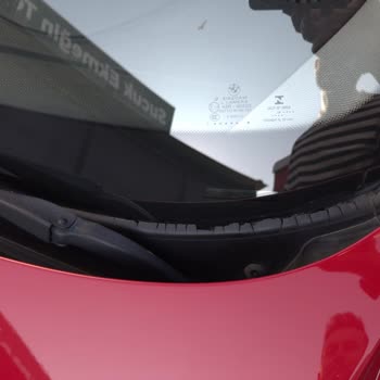 BMW 1.16i Ön Cam Fitili Parçalanıyor: Kalite Endişesi