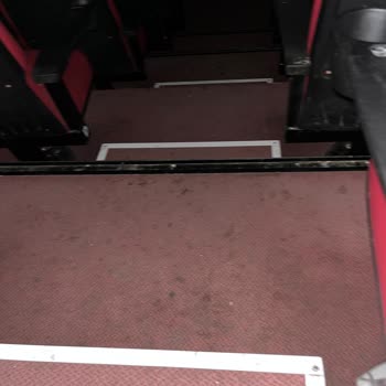 Karamürsel Belediye Sinemasında Kirli Koltuklar Ve Kötü Görüntü Deneyimi