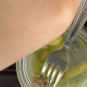 Tat Kornişon Turşusundan Sert Ve Yabancı Madde Çıkması