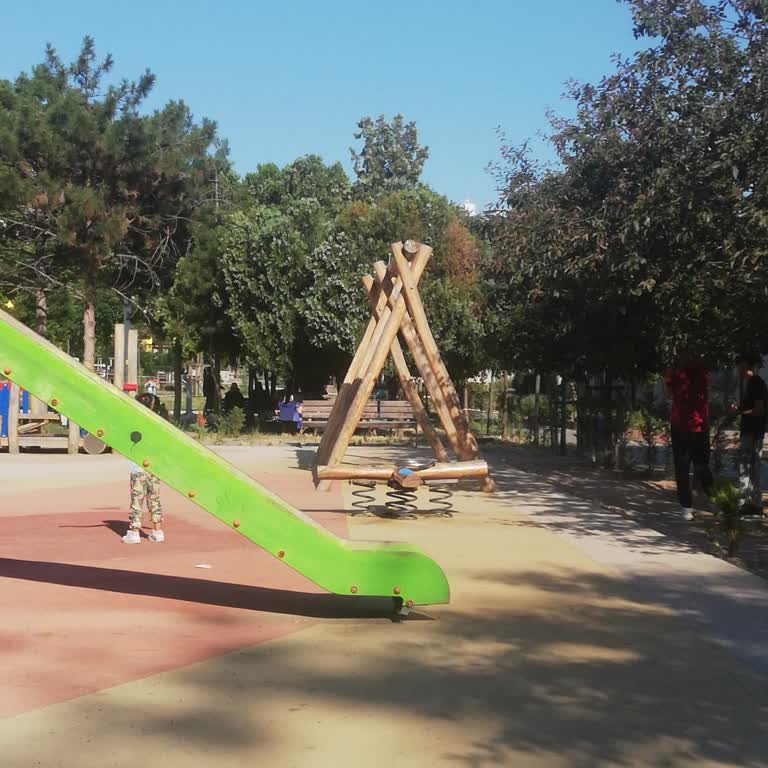 Çocuklar İçin Yetersiz Ve İşlevsiz Park Alanı