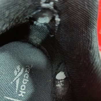 Reebok Ayakkabının İç Astarı Kısa Sürede Yırtıldı Mağduriyetim Giderilmiyor