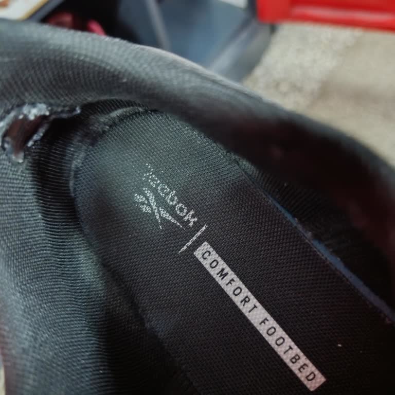 Reebok Ayakkabının İç Astarı Kısa Sürede Yırtıldı Mağduriyetim Giderilmiyor