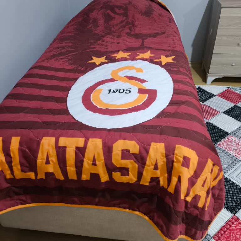 Aldığım Yatak Örtüsünün Boyası Hem Duvara Hem De Yıkamada Çıkıyor