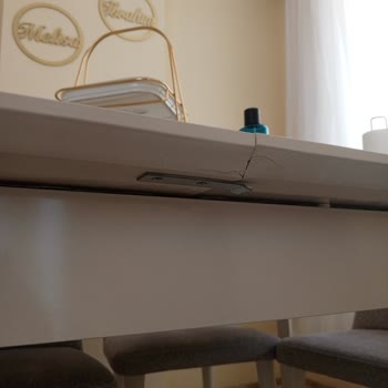 Çatlak Yemek Masası Ve Yetersiz Servis Hizmeti