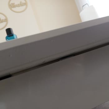 Çatlak Yemek Masası Ve Yetersiz Servis Hizmeti