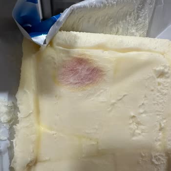 Son Kullanma Tarihi Geçmemiş Tereyağının Küflü Çıkması