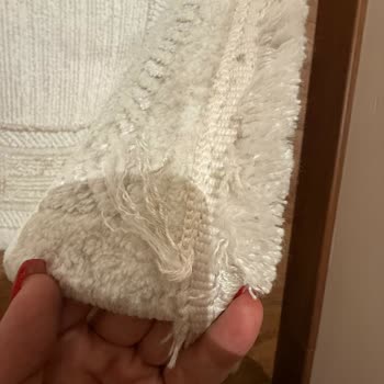 Halı Temizliği Hayal Kırıklığı: Lekeler Çıkmadı, Halı Sökük Geldi