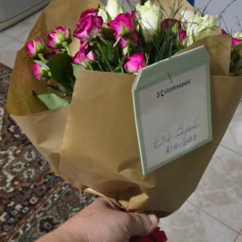 Görselden Farklı Ve Solmuş Çiçek Gönderimi