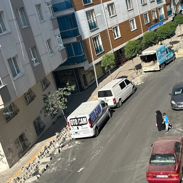 Kaldırım Ve Asfalt Çalışmaları Sabah Erken Saatte Gürültüye Neden Oluyor