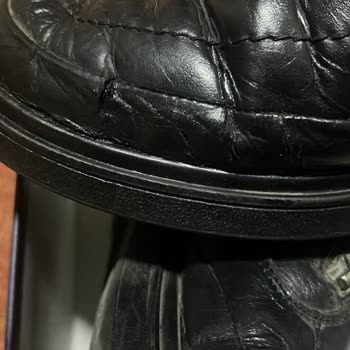 FLO Mağazasından Alınan Botlar Kısa Sürede Yırtıldı, Mağaza Sorumluluk Almadı