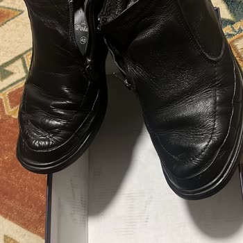 FLO Mağazasından Alınan Botlar Kısa Sürede Yırtıldı, Mağaza Sorumluluk Almadı