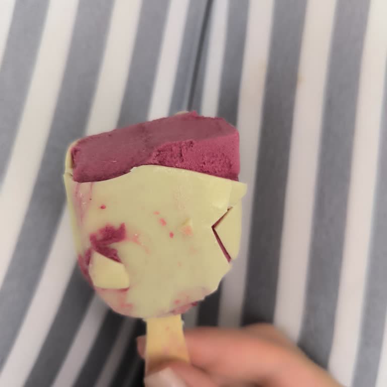 Paketten Yarım Ve Isırılmış Dondurma Çıkması