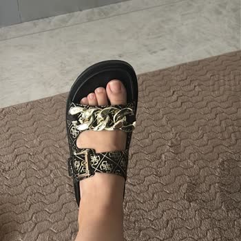 Guess Sandaletin Tasarımı Ayağımı Yaraladı, Firma Sorumluluk Almadı