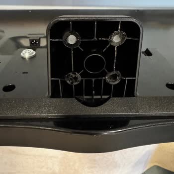 LG Televizyonun Ayağı Kırıldı, Ekran Zarar Gördü: Çözüm Bekliyorum