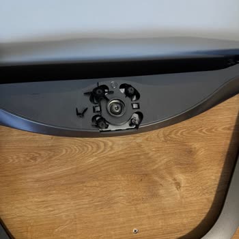 LG Televizyonun Ayağı Kırıldı, Ekran Zarar Gördü: Çözüm Bekliyorum