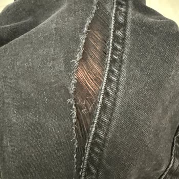 Mavi Pantolonlar Kısa Sürede Yırtılıyor, Çözüm Bekliyorum