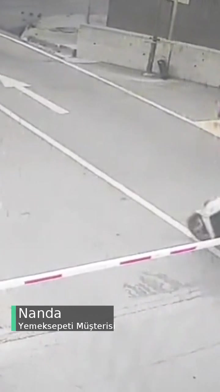Yemeksepeti Bariyer Kolunu Kırıp Giden Yemek Sepeti Kuryesi videonun kapak resmi