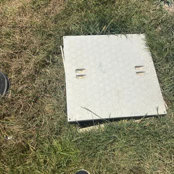 Söğütlük Millet Bahçesi'ndeki Açık Logar Kapakları Güvenlik Riski Oluşturuyor