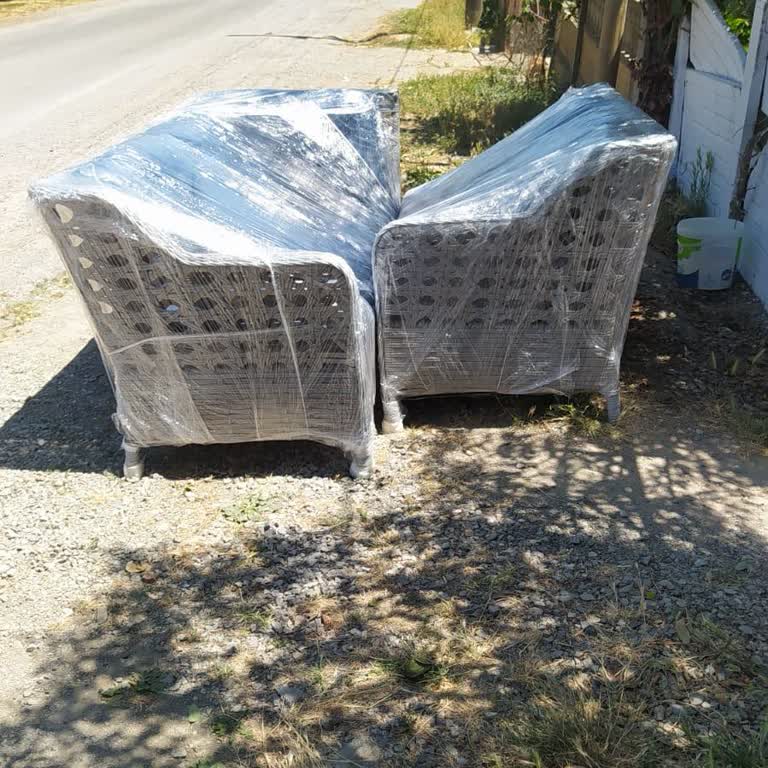 Nakliye Ekibi Koltukları Yol Kenarına Bırakıp Saygısızca Davrandı