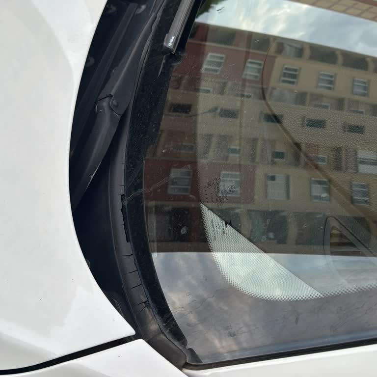 BMW 116d Ön Cam Fitilinin Erken Çatlaması Hayal Kırıklığı Yarattı