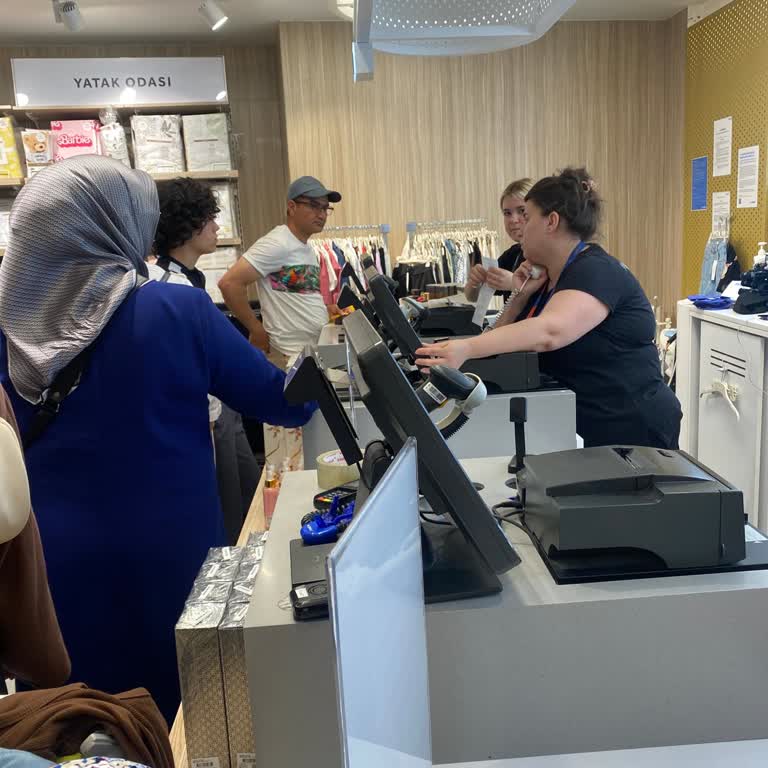 Kasada Uzun Kuyruklar Ve Çalışanların İlgisiz Tavrı Mağaza Deneyimini Olumsuz Etkiliyor