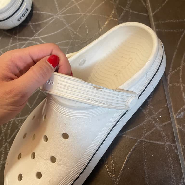 Crocs Terliğim Dolapta Eridi, Mağduriyetimin Giderilmesini İstiyorum