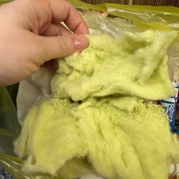 Yeşil Müslin Örtü Bebek Kıyafetlerini Tüy İçinde Bıraktı