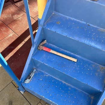 İzmir Balçova Belediyesi Park Çalışanları Falçata Çekiç Bırakmış